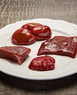Innereien vom Rind einzeln ausgelegt auf Teller.